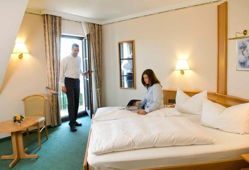 בית מלון כפרי Goldener Hirsch