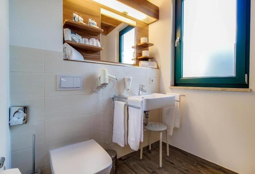 ホテル Lagovida Das Ferienresort Am Störmthaler See