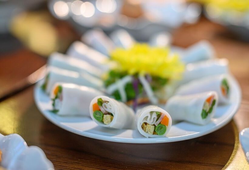 هتل Golden Sun Apartment By New Sky Travel