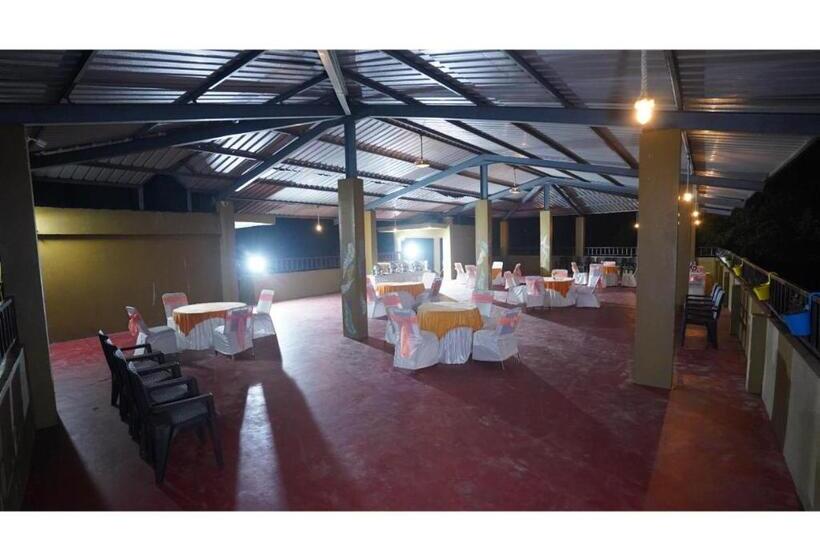 בית מלון כפרי Hr Dukes Den Resort