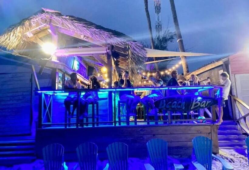 هتل Vacation Studios With Rooftop Pool, Beach Club, Restaurants   Playa Los Corales