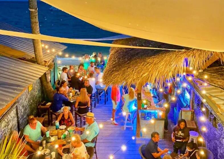هتل Vacation Studios With Rooftop Pool, Beach Club, Restaurants   Playa Los Corales