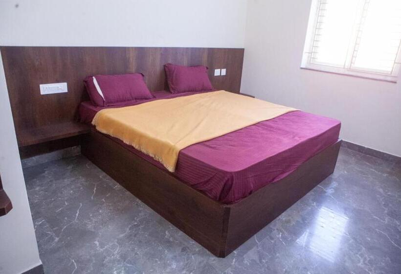 ホテル Varshini Palace