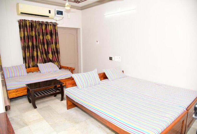 מוטל Varsha Residency