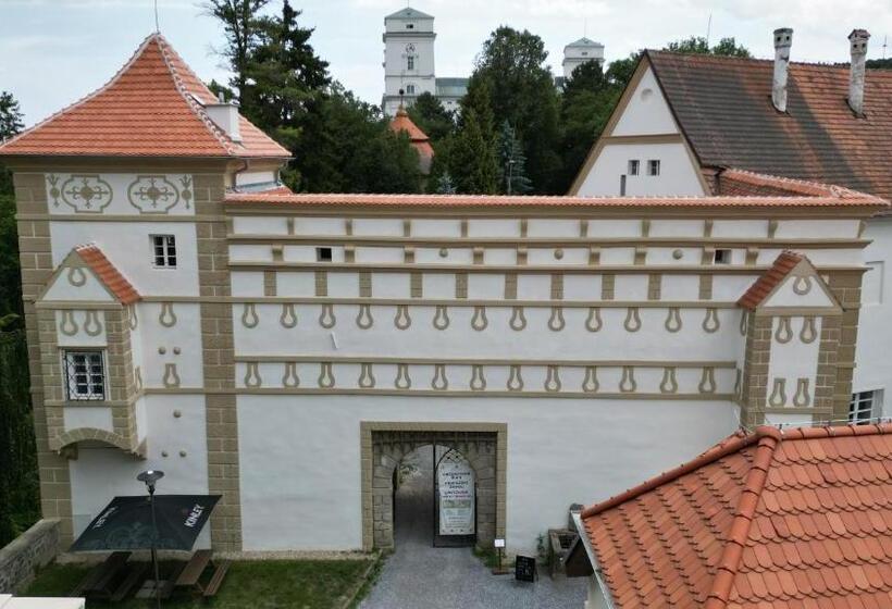 Zámek Castle Račice   Předzámčí Forecastle