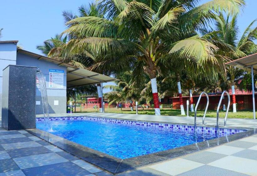 בית מלון כפרי Beach Village Resort