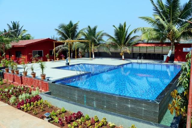 בית מלון כפרי Beach Village Resort