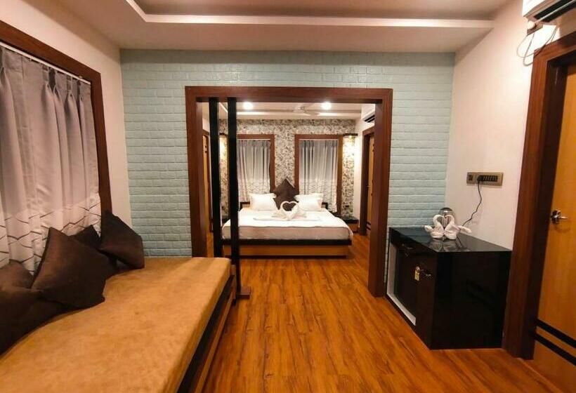 호텔 Charulata Residency