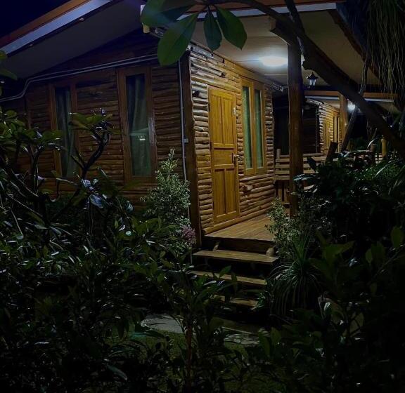 Pensionat ครัวบ้านไม้สัก โฮมสเตย์ เขาวงพระจันทร์ ลพบุรี