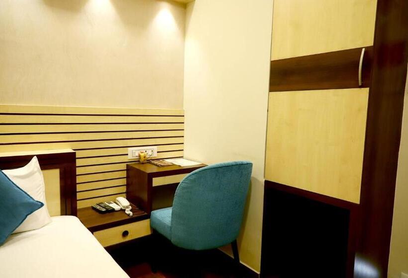 호텔 Avenue Plaza ! Serampore   Samrat Restaurant, N S Avenue