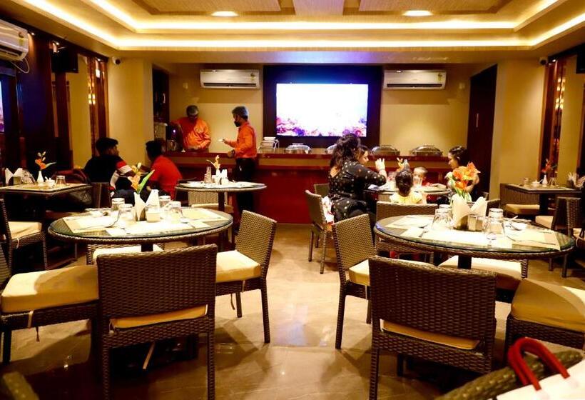 호텔 Avenue Plaza ! Serampore   Samrat Restaurant, N S Avenue