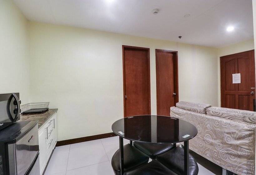 Oyo 898 Berts Condotel