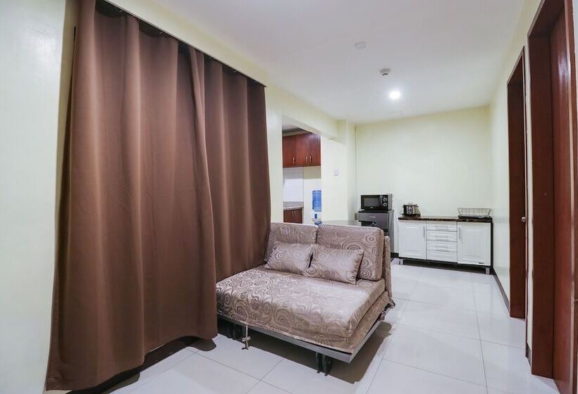 Oyo 898 Berts Condotel