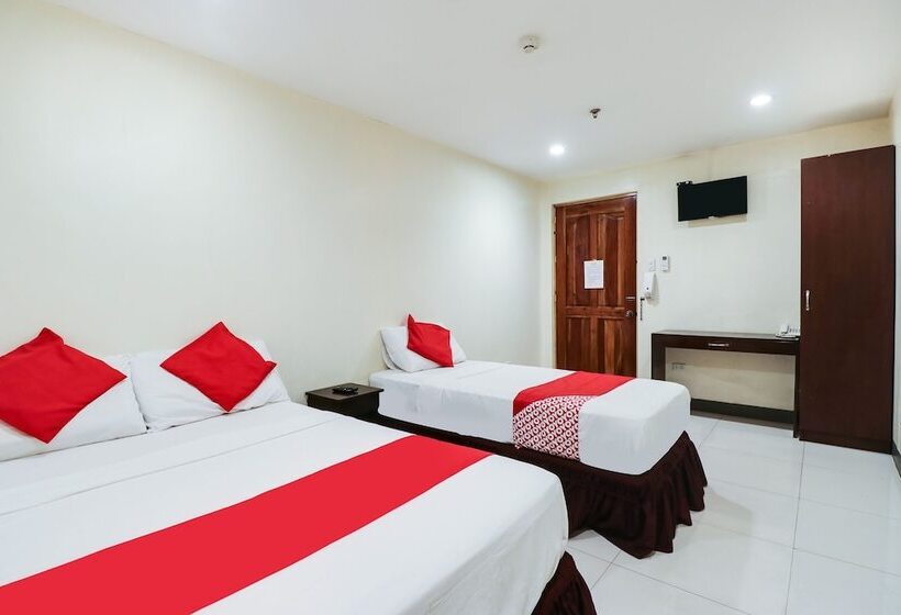 Oyo 898 Berts Condotel