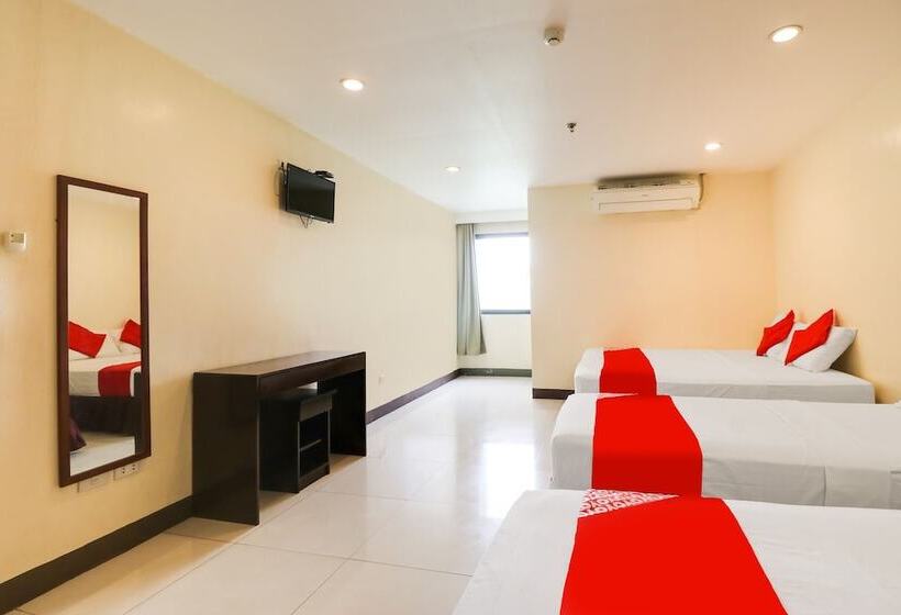 Oyo 898 Berts Condotel