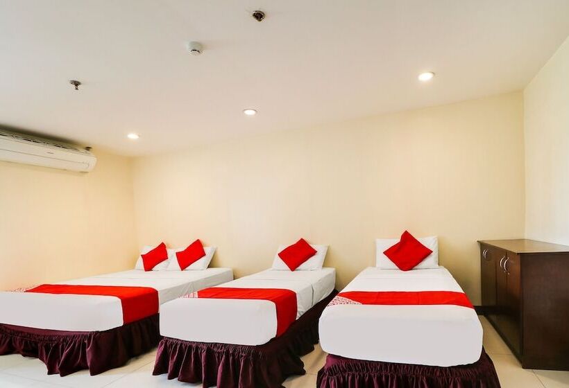 Oyo 898 Berts Condotel