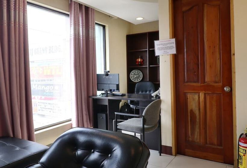 Oyo 898 Berts Condotel