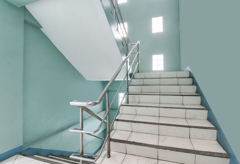 Oyo 898 Berts Condotel