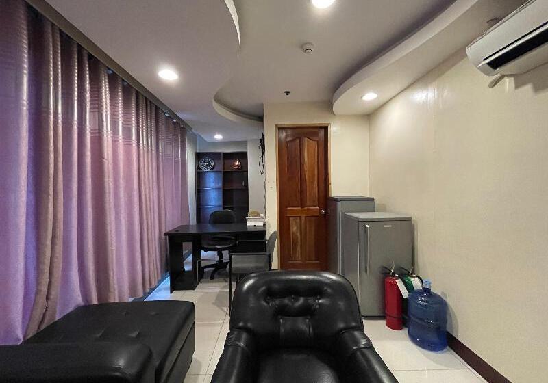 Oyo 898 Berts Condotel