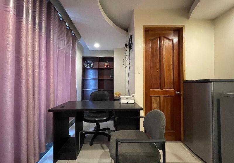 Oyo 898 Berts Condotel