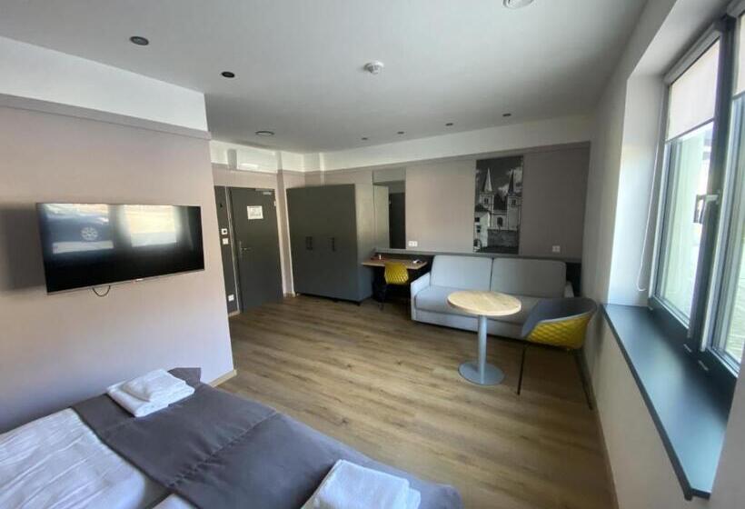 膳宿费 Tanker Apartments & Bistro čaradice