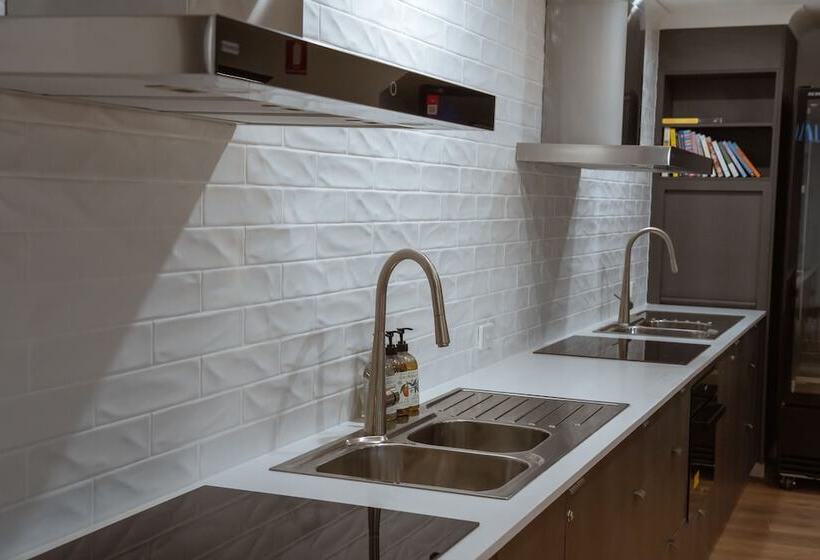 הוסטל Mackay Adventure Lodge