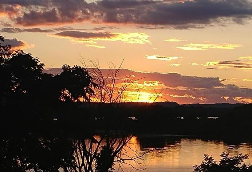 فندق صغير The Burlington Hotel & Bar   Alma Wi