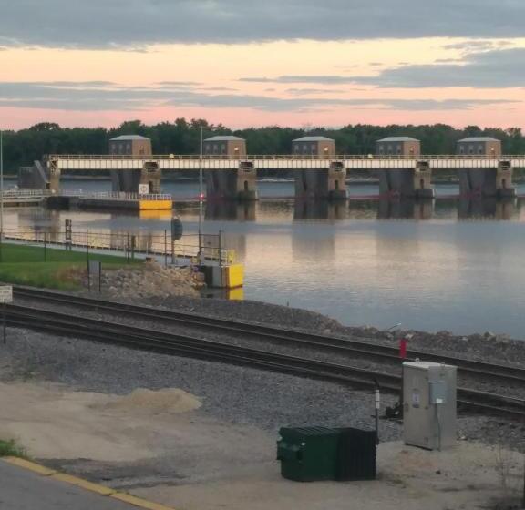 فندق صغير The Burlington Hotel & Bar   Alma Wi