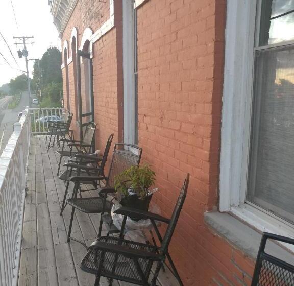 فندق صغير The Burlington Hotel & Bar   Alma Wi