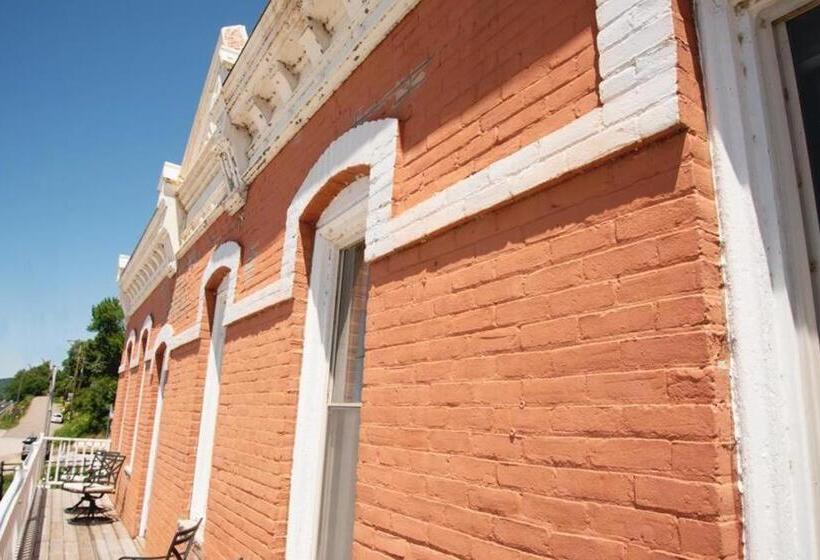 فندق صغير The Burlington Hotel & Bar   Alma Wi