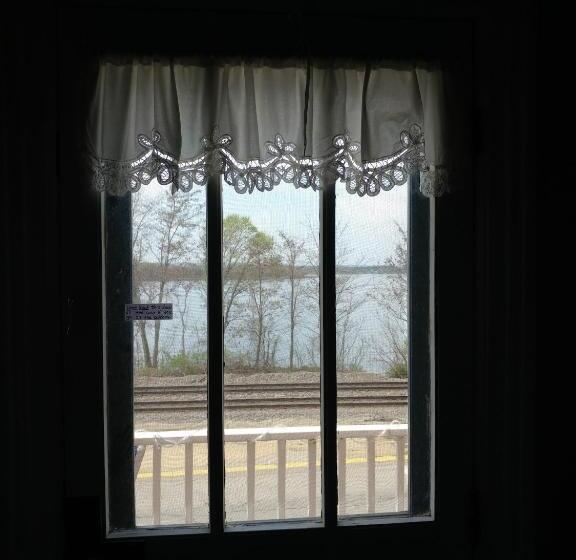 فندق صغير The Burlington Hotel & Bar   Alma Wi