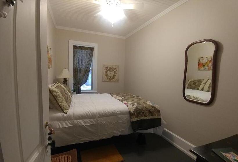 فندق صغير The Burlington Hotel & Bar   Alma Wi