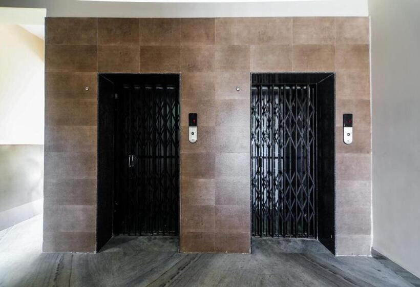 هتل Oyo 17004 Padmarag Residency