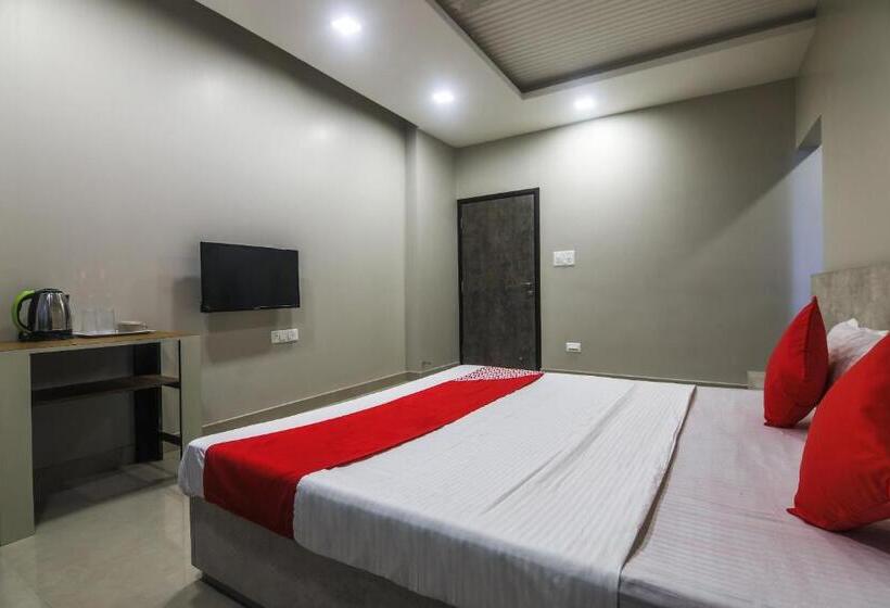 هتل Oyo 17004 Padmarag Residency