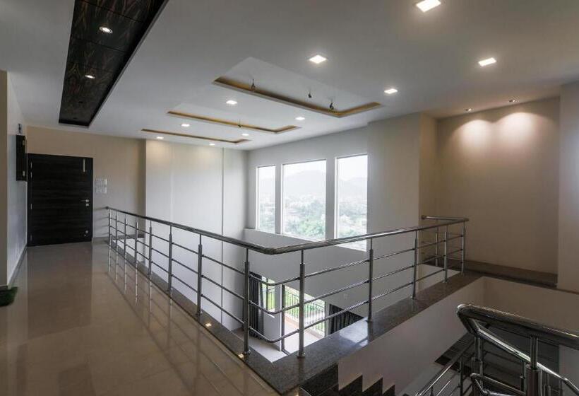 هتل Oyo 17004 Padmarag Residency