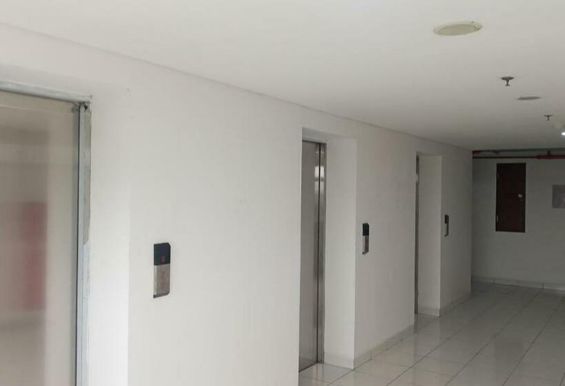 Отель Oyo 91338 Apartment Bekasi Town Square