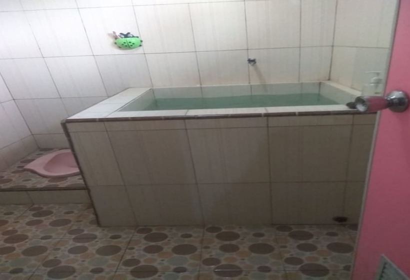 ホテル Oyo Home 91250 Desa Wisata Taraju