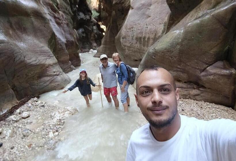 پانسیون Bubble Castle House