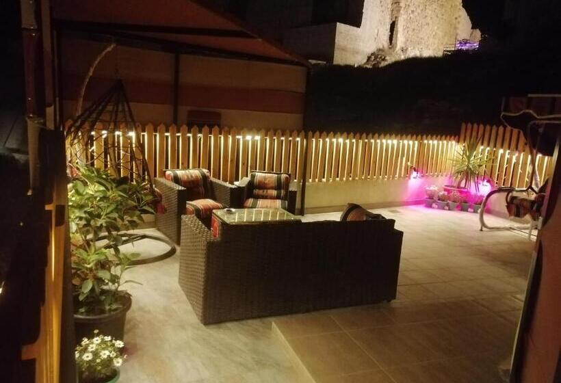 پانسیون Bubble Castle House