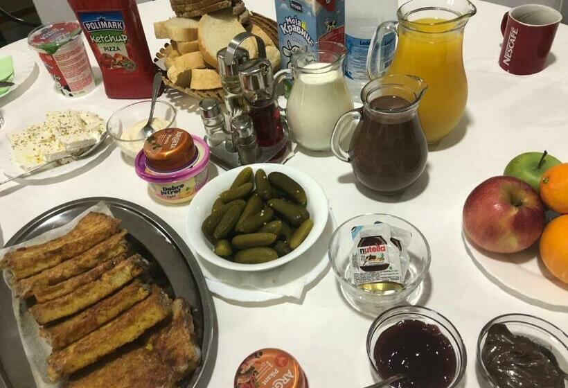 تختخواب و صبحانه As Club