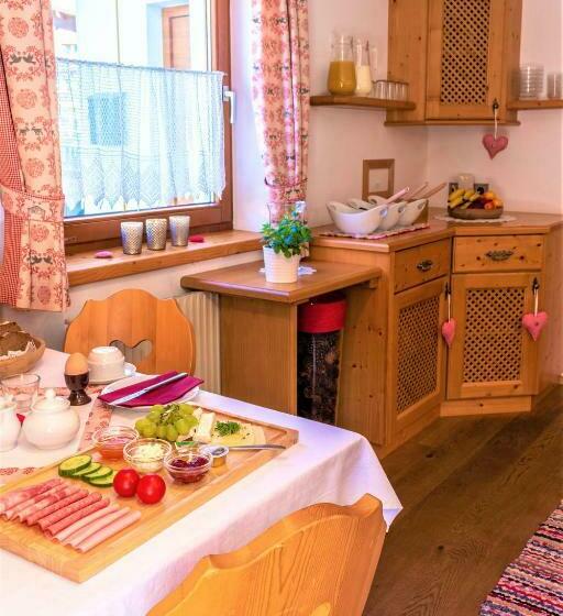 تختخواب و صبحانه Pension Schneider