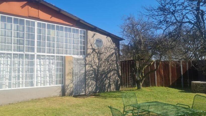 בית מלון כפרי Green Thumb Farm Stay