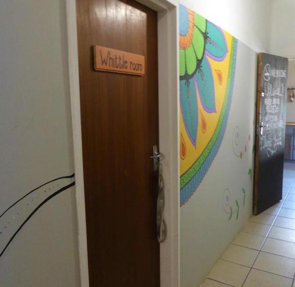 هاستل Orange Elephant Backpackers