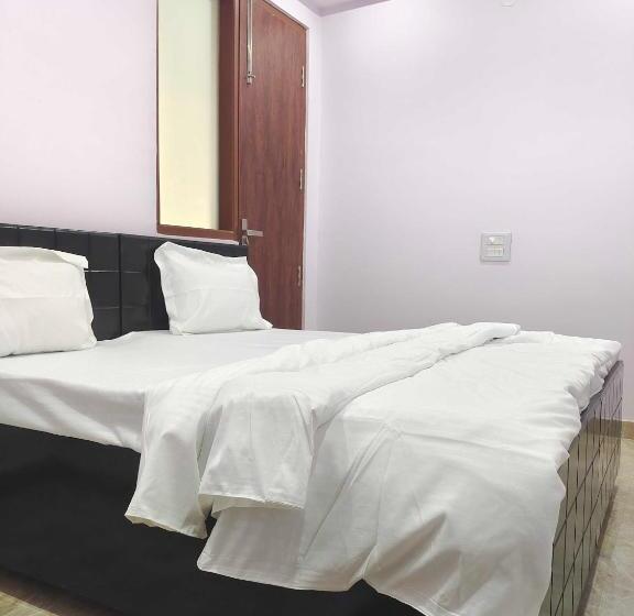 Отель Oyo Alpha Guest House Near Bestech Central Square Mall