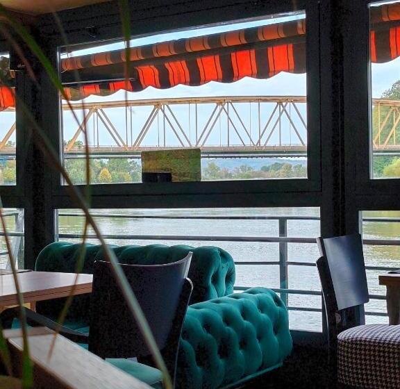 هتل Cruiser Restoran