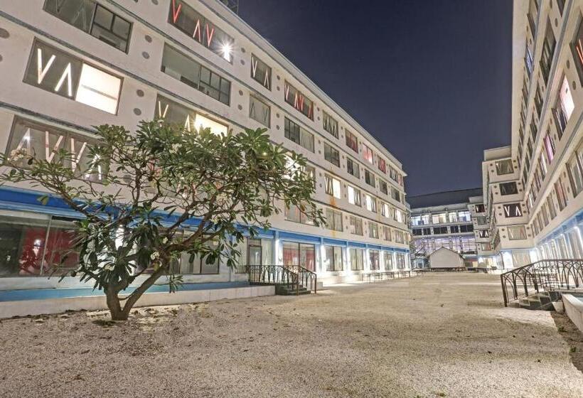 Townhouse Royal Palms Hotel   Daisy