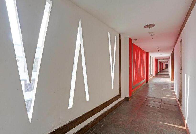 Townhouse Royal Palms Hotel   Daisy