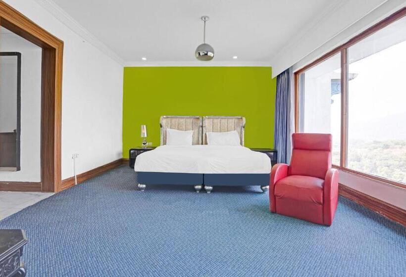 Townhouse Royal Palms Hotel   Daisy