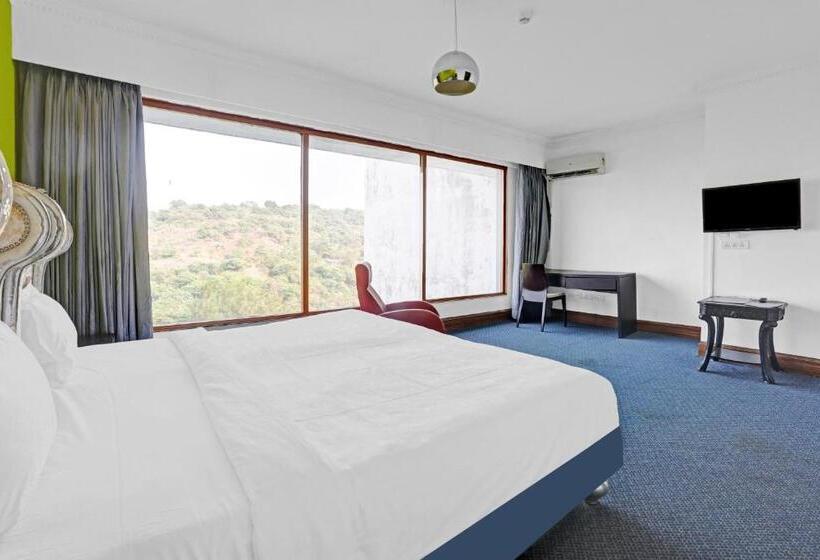 Townhouse Royal Palms Hotel   Daisy