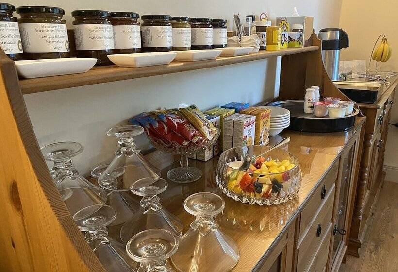 Отель Ashbourne House